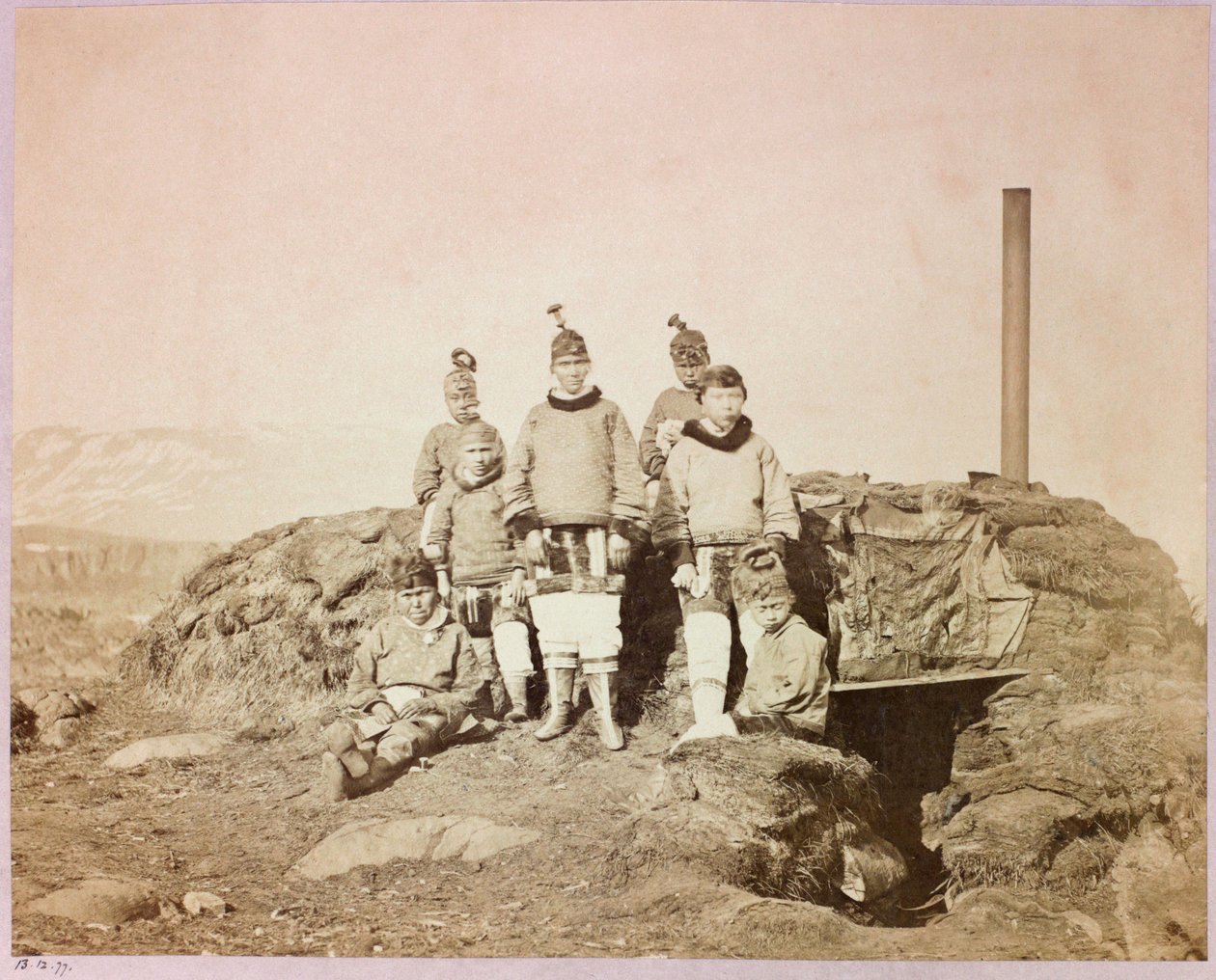 Expedition en Arctique (1875-1876) du capitaine George Nares (1831-1915) : Group of Native Women at Disco بواسطة فريدريك (المرتبط ب) بارنارد