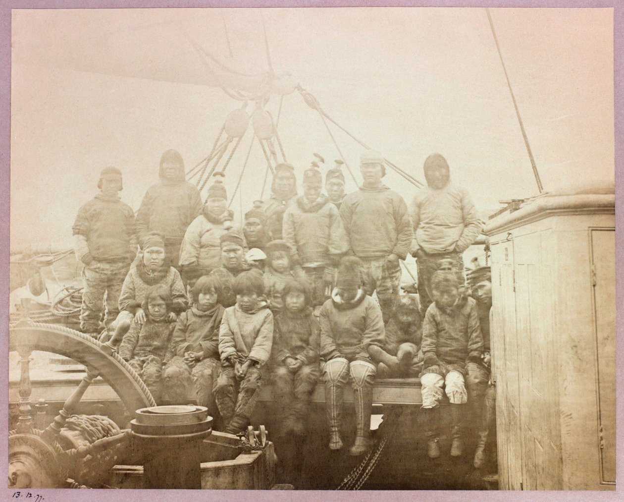 Expedition en Arctique (1875-1876) du capitaine George Nares (1831-1915) : Group of natives on 
