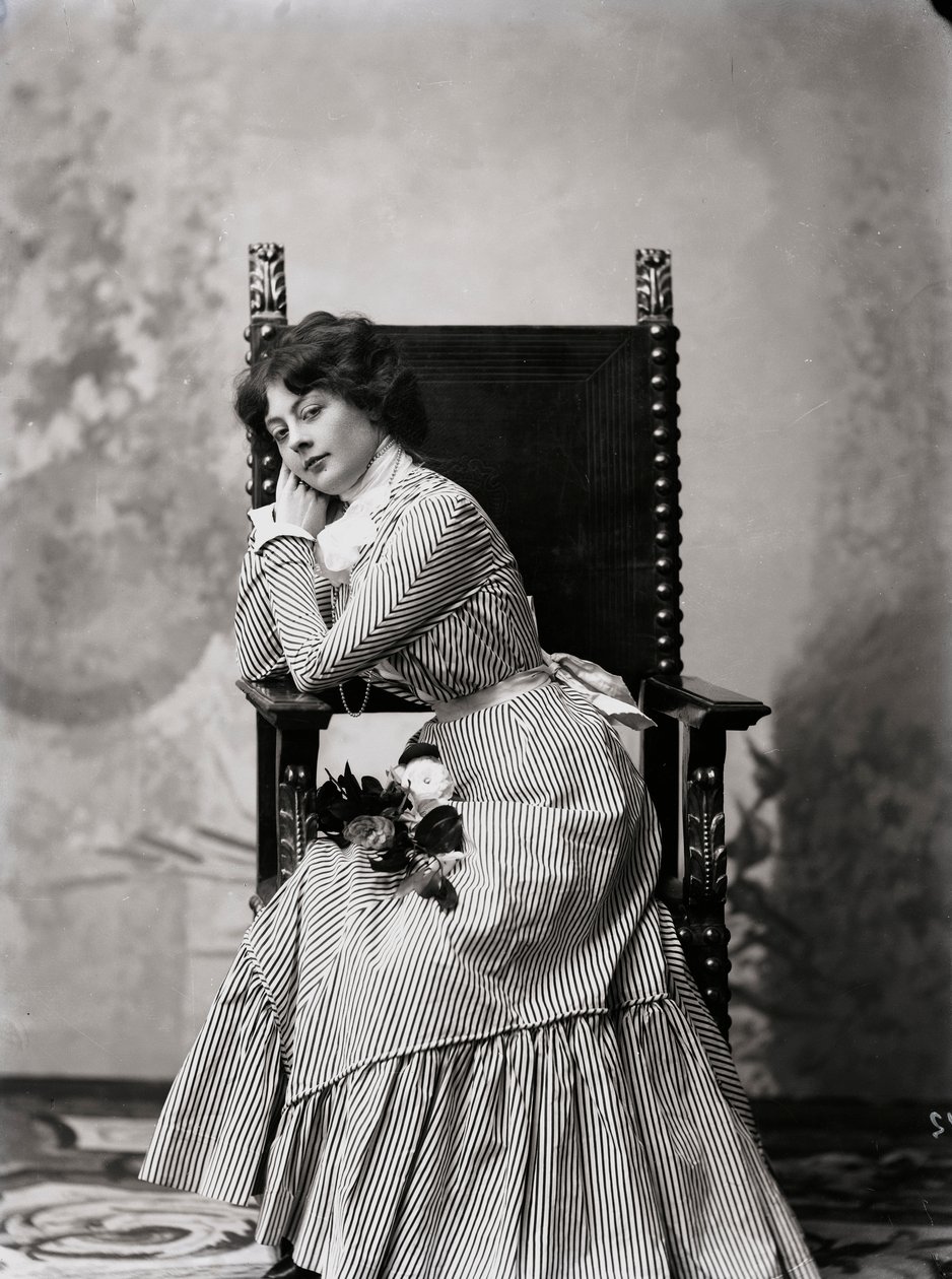 Feminine portrait بواسطة المدرسة الكندية