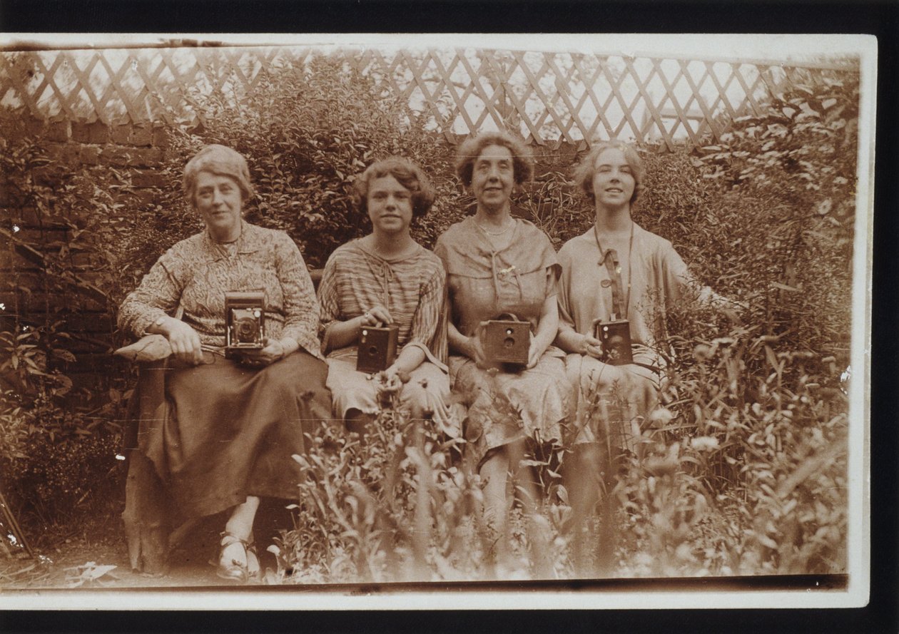 Four women with Kodak cameras, including Brownie cameras, c 1900s بواسطة فريدريك (المرتبط ب) بارنارد