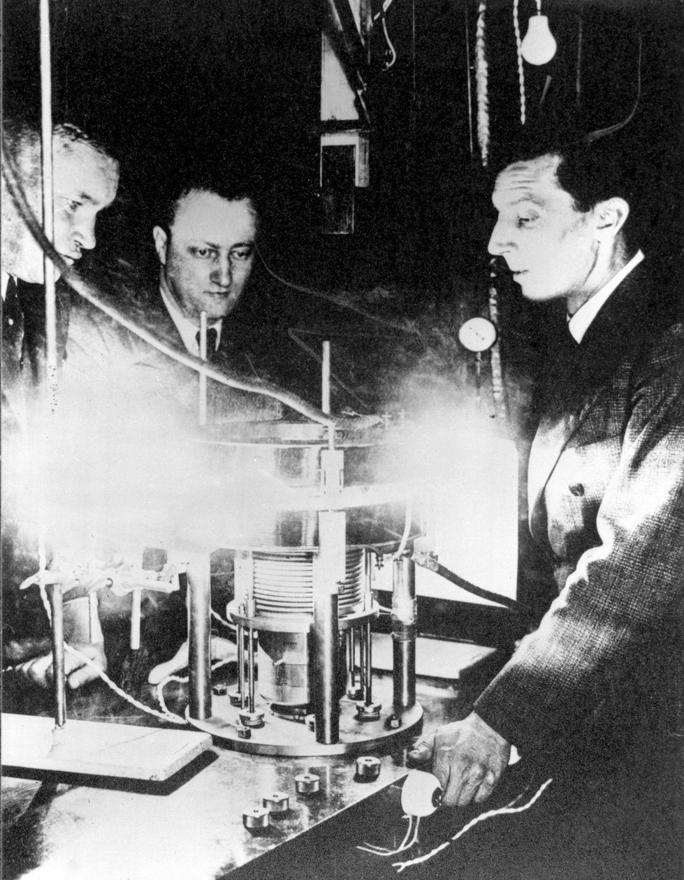 Frederic Joliot, Hans Halban and Lew Kowarski, c 1939 بواسطة فرديناند جورج والدمولر