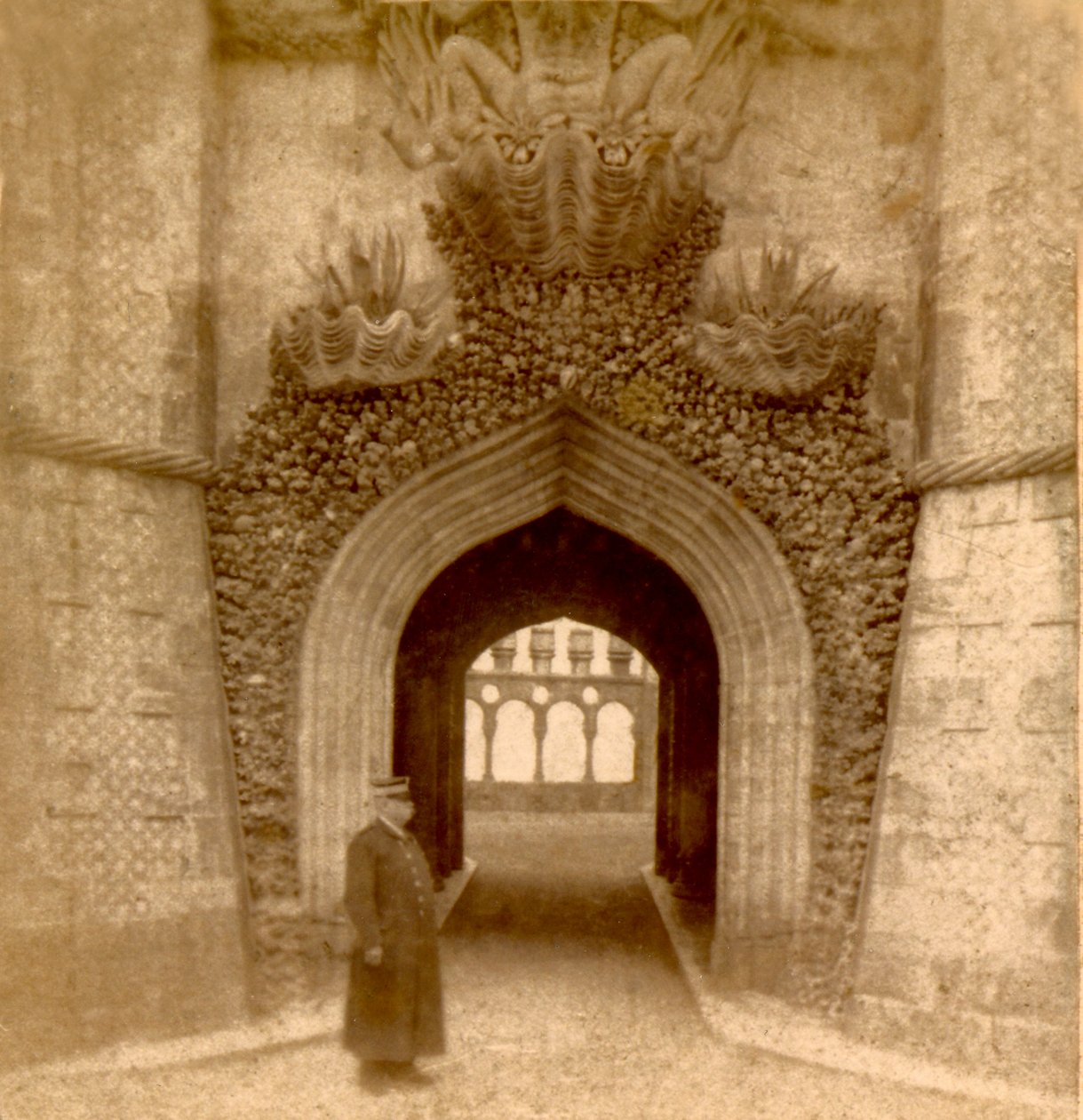 Guard outside the entrance to the Palace of Pena (Palacio da Pena), Sintra, Lisbon, Portugal c.1888 (photo) بواسطة فريدريك (المرتبط ب) بارنارد