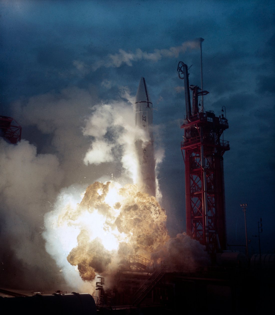 Launch Vehicles, USA Rocket exploding on launch pad, early 1960s بواسطة فريدريك (المرتبط ب) بارنارد