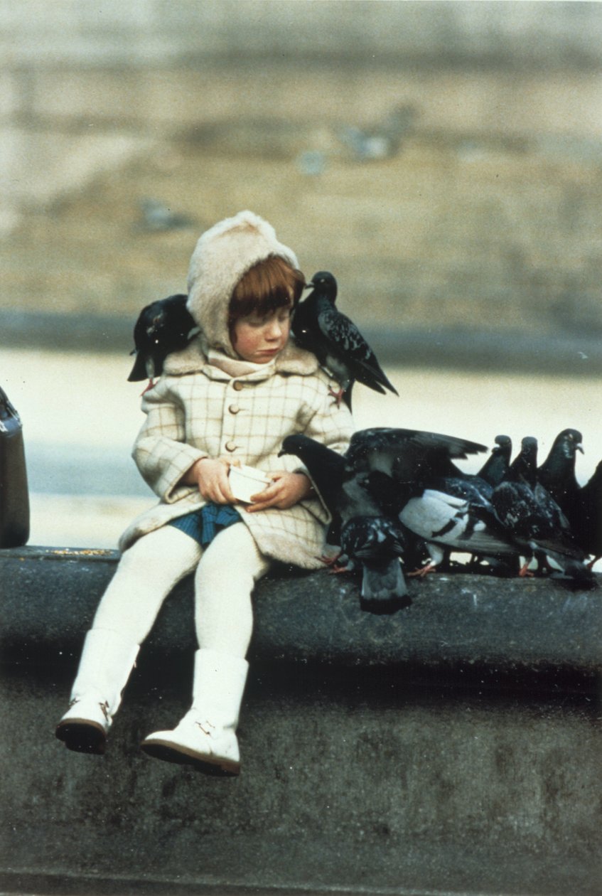 Little girl with pigeons بواسطة فريدريك (المرتبط ب) بارنارد