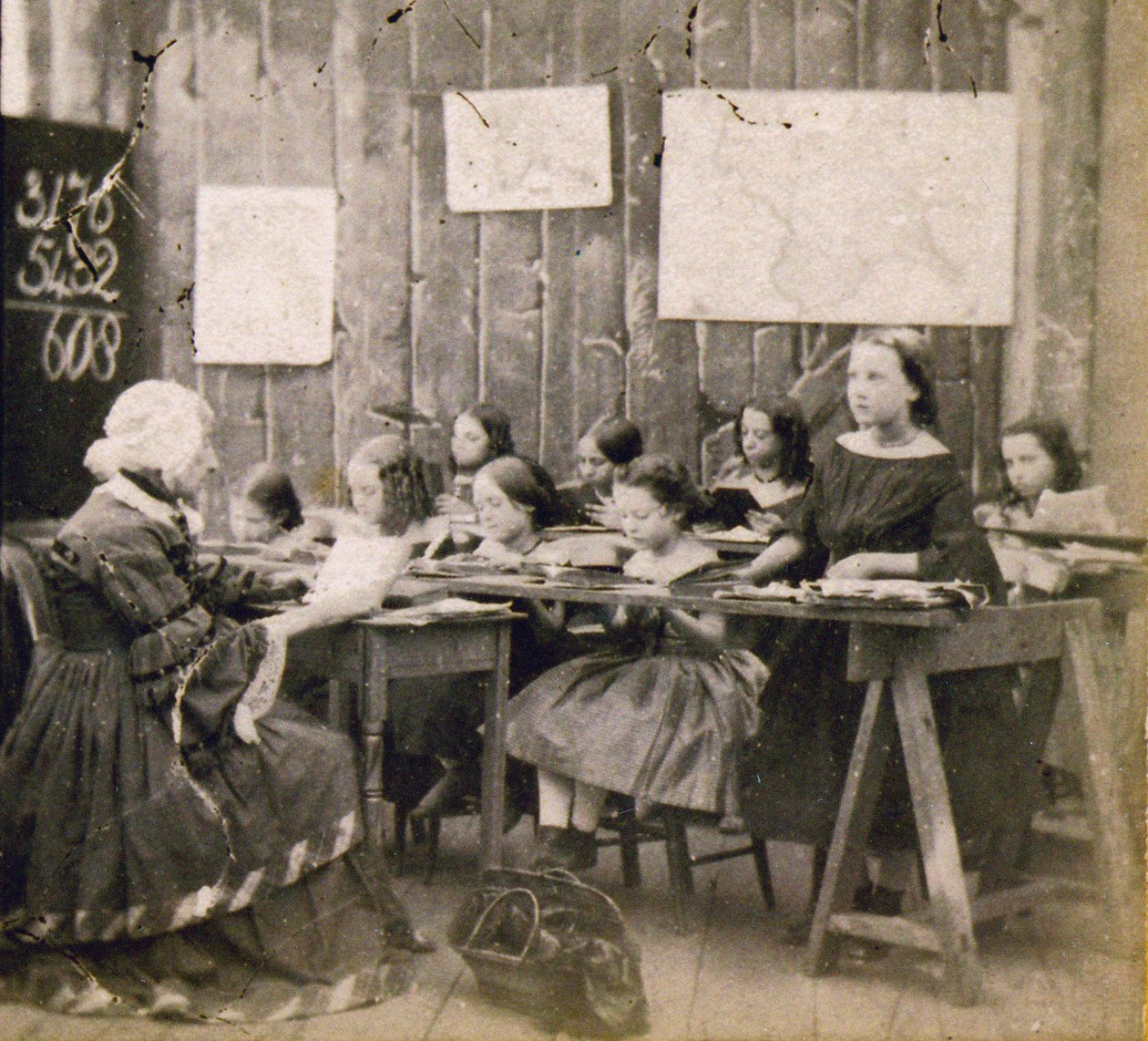 Maths lesson, c.1890 (photo) بواسطة فريدريك (المرتبط ب) بارنارد