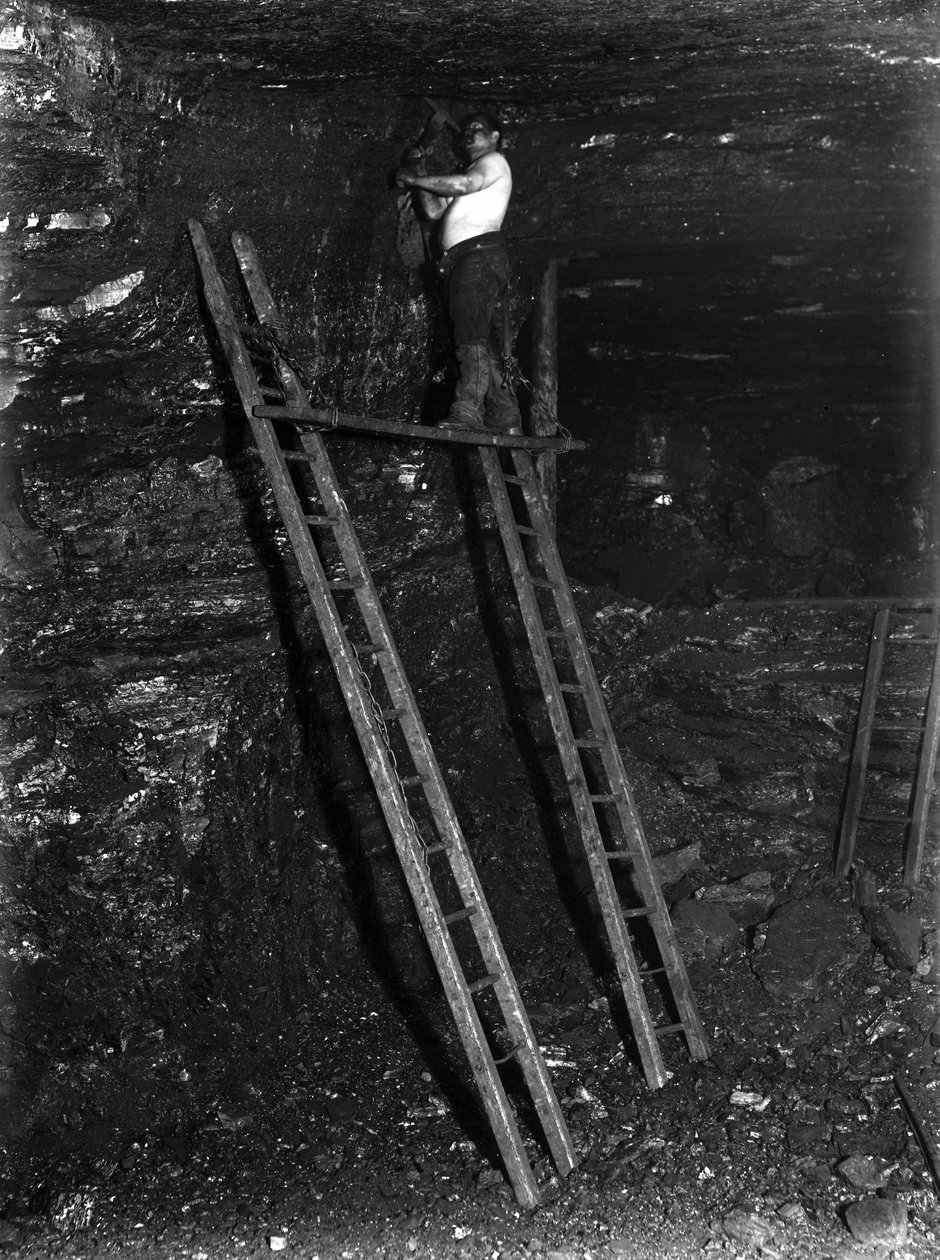 Mining, Coal Cutting the top layers of the famous ten yard seam, Staffordshire, c 1890s بواسطة فريدريك (المرتبط ب) بارنارد