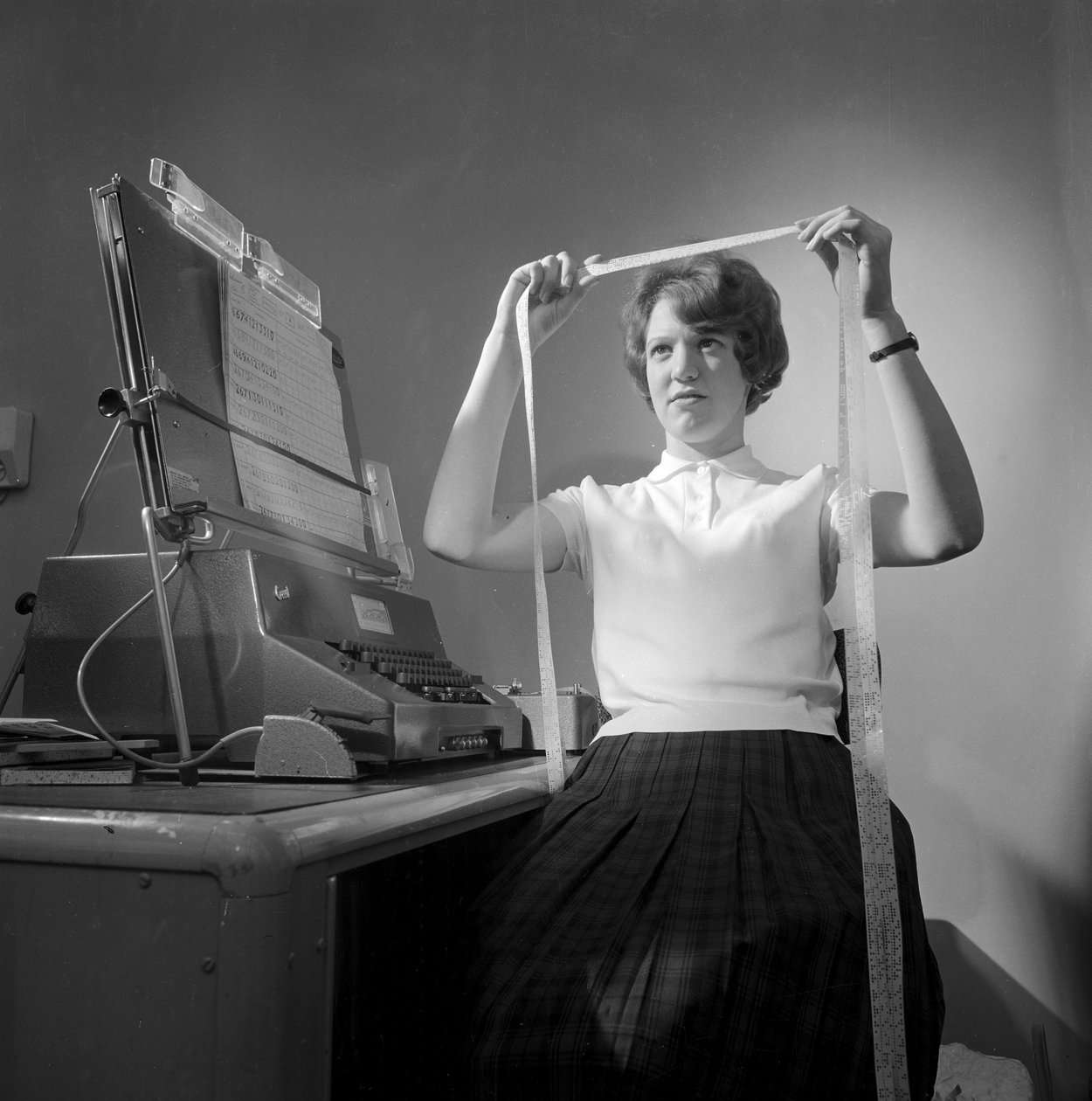 Model 803 computer: woman engineer working on tape rectification بواسطة فريدريك (المرتبط ب) بارنارد