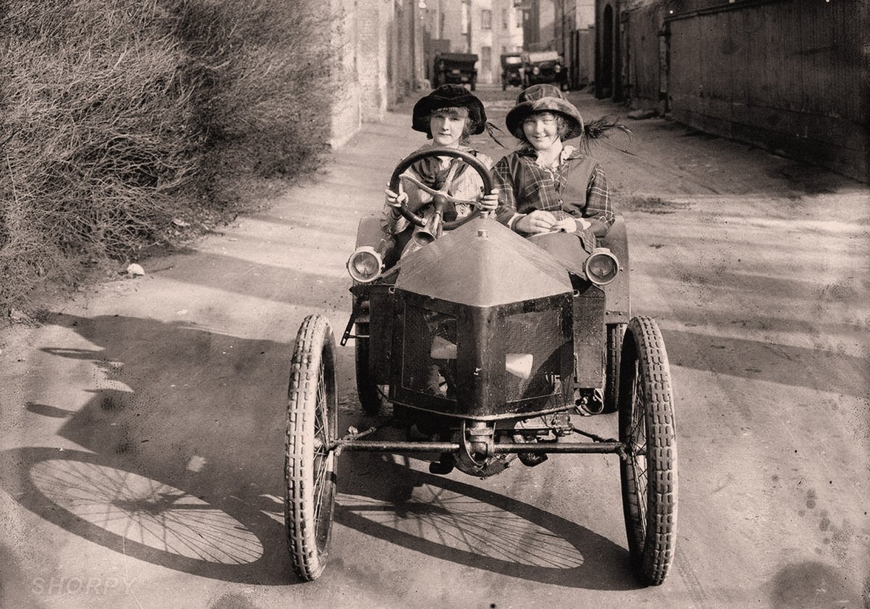 Out for a drive, c. 1912 (photo) بواسطة فريدريك (المرتبط ب) بارنارد