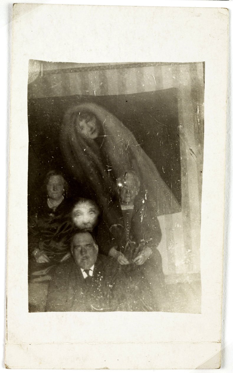 Phenomene paranormal : portrait de trois vieilles personnes, l