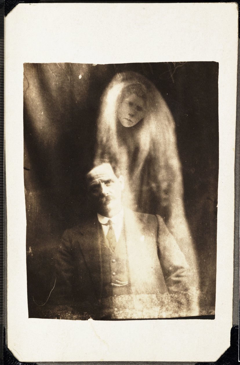 ظاهرة خارقة للطبيعة: صورة لرجل وظهور روح زوجته خلفه ، حوالي عام 1920 تصوير ويليام هوب (1863-1933) بواسطة فريدريك (المرتبط ب) بارنارد