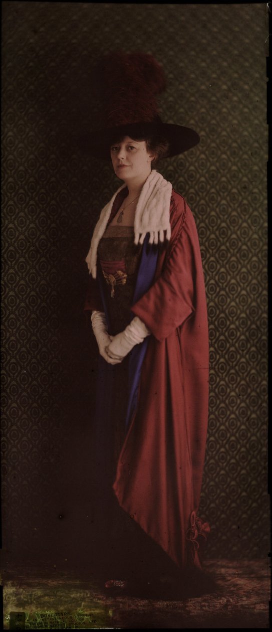 Portrait of a woman in ceremonial robes, c 1912 بواسطة فريدريك (المرتبط ب) بارنارد