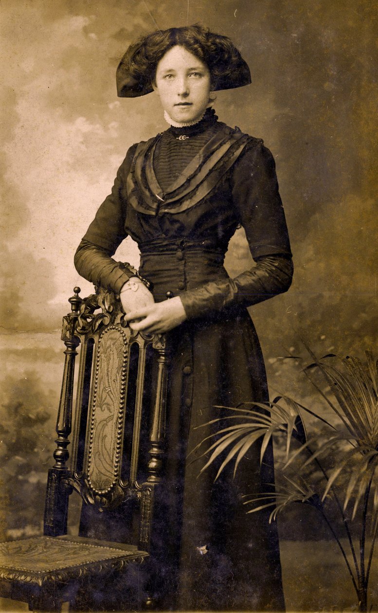 صورة لامرأة إدواردية ، إيستبورن حوالي 1908 (صورة) بواسطة . .