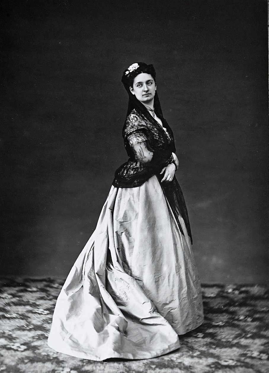 Portrait of woman with shawl بواسطة المدرسة الكندية