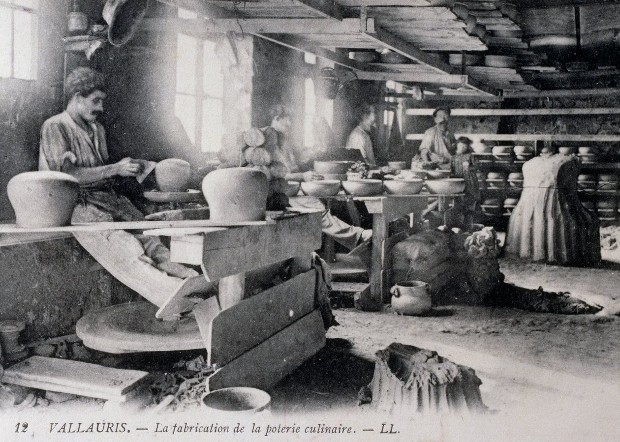 بطاقة بريدية مع صناعة الفخار لأدوات المائدة Vallauris ، حوالي عام 1900 ، فرنسا بواسطة سيفيريني سيفيريني