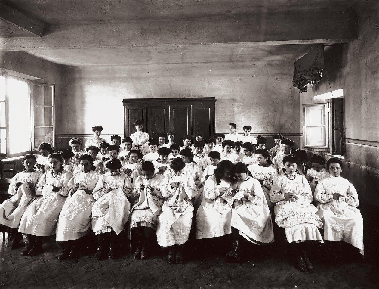 Professional school for women, in Florence: an embroidery lesson بواسطة المدرسة الكندية