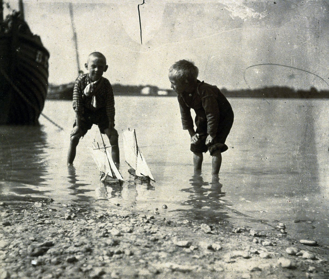 Scene de Plage, portrait de deux garcons, vers 1900-1905 بواسطة فريدريك (المرتبط ب) بارنارد