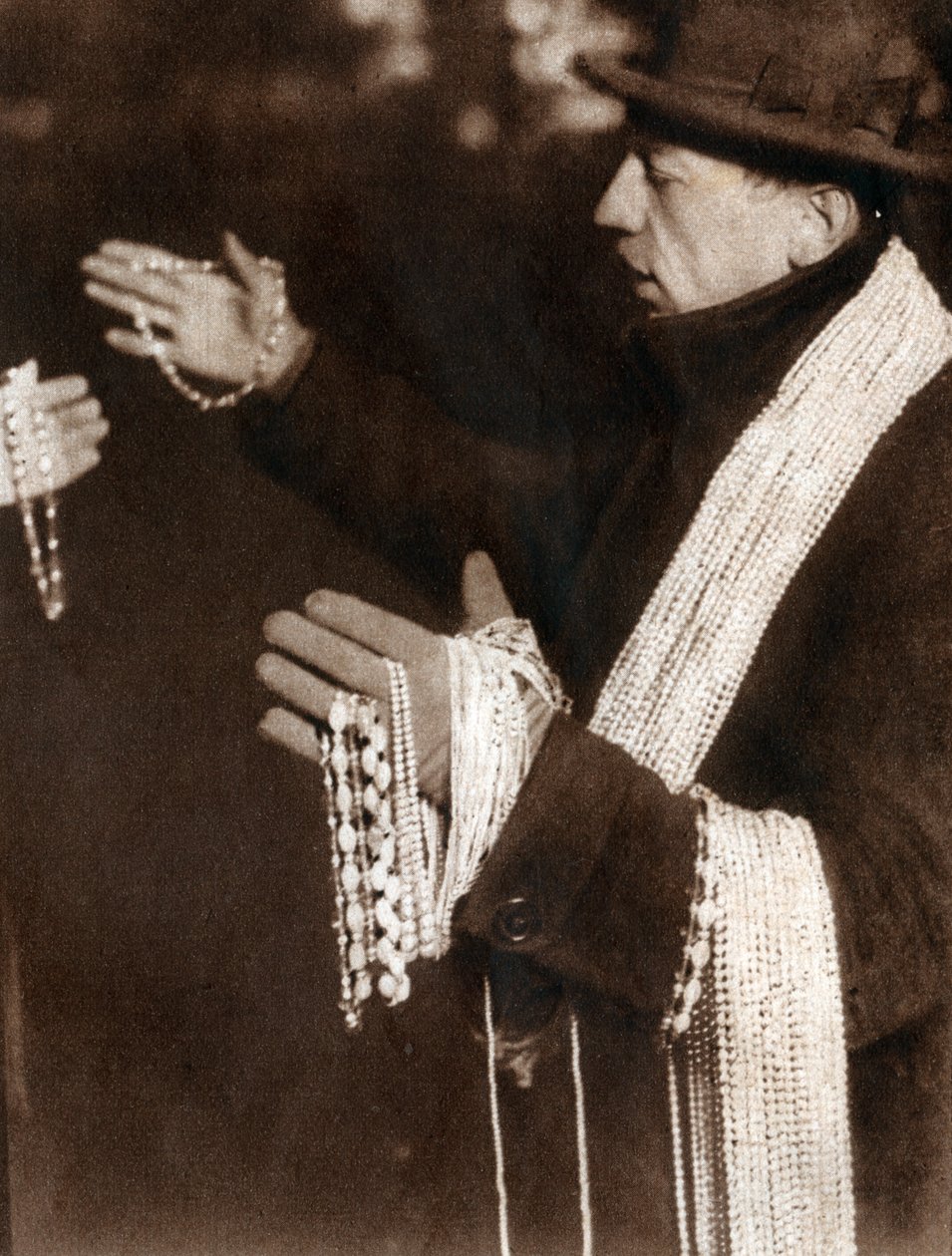 البائع لديه لؤلؤة التوقف في شوارع نيويورك ، الولايات المتحدة الأمريكية. 1929 (طباعة) بواسطة . .