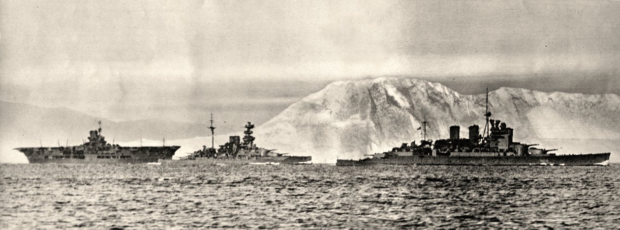 السفن HMS Ark Royal و HMS Malaya و HMS Renown تغادر قاعدتها في جبل طارق ، حوالي عام 1940 (صورة) بواسطة . .