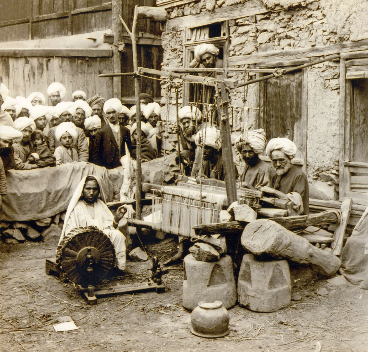Spinning and weaving woolen shawls, Srinagar, Kashmir, India c.1901 (photo) بواسطة فريدريك (المرتبط ب) بارنارد