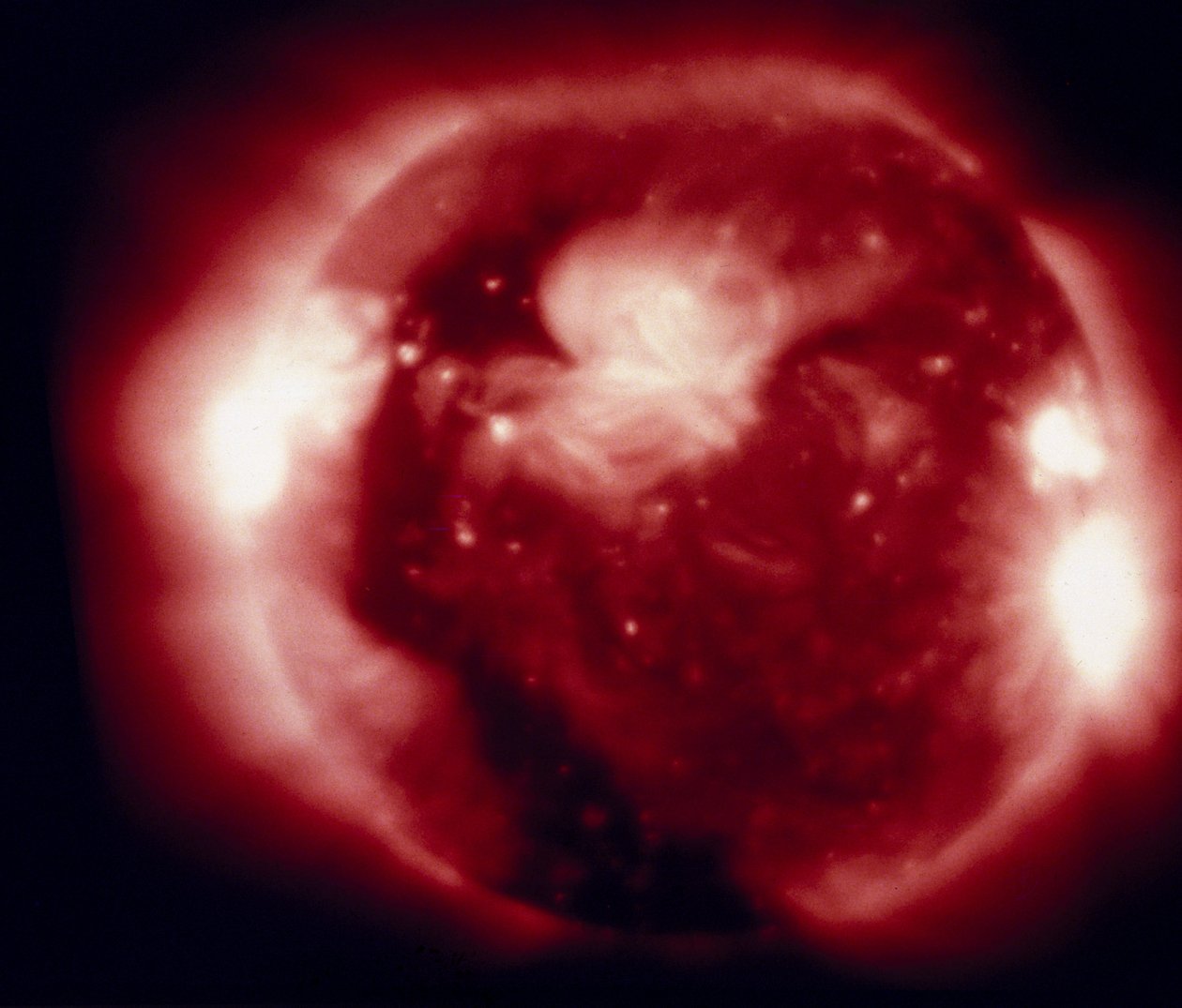 The Sun, photographed at X-ray wavelengths by Skylab بواسطة المدرسة الكندية