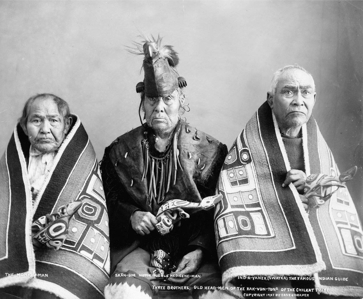 ثلاثة أشقاء ، رؤساء كبار السن من قبيلة كاك-فون-تون من قبيلة شيلكات ، حوالي 1907 (صورة b / w) بواسطة . .