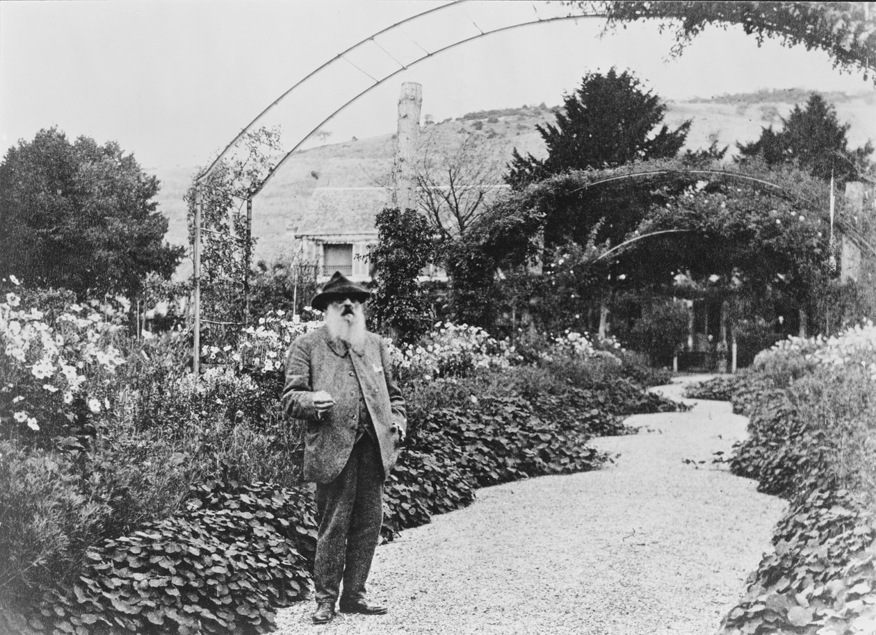 كلود مونيه (1840-1926) في حديقته في جيفرني ، 1925 بواسطة مصور فرنسي