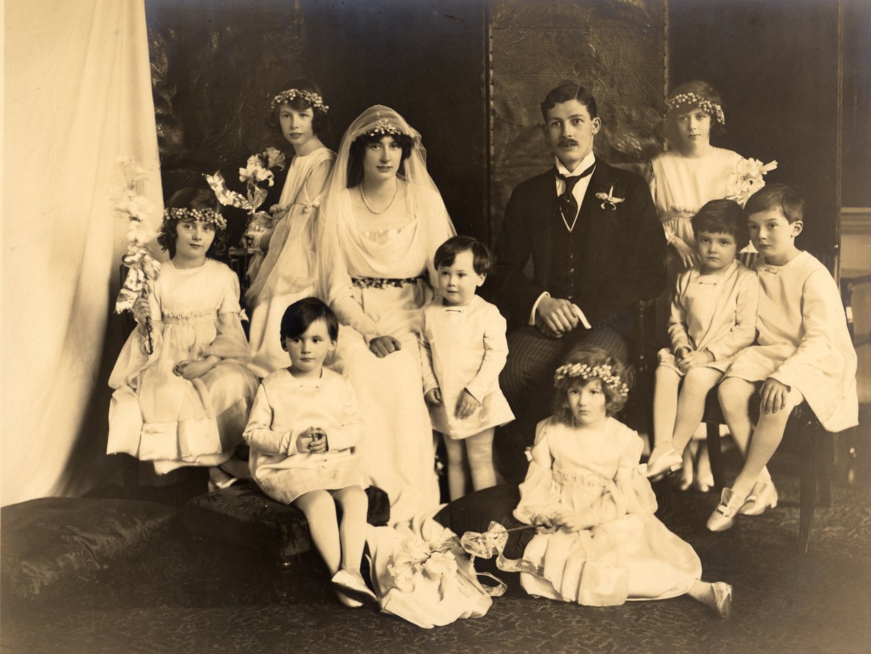 Group photograph of Lady Dorothy Cavendish and Harold Macmillan on their wedding day بواسطة غير معروف غير معروف