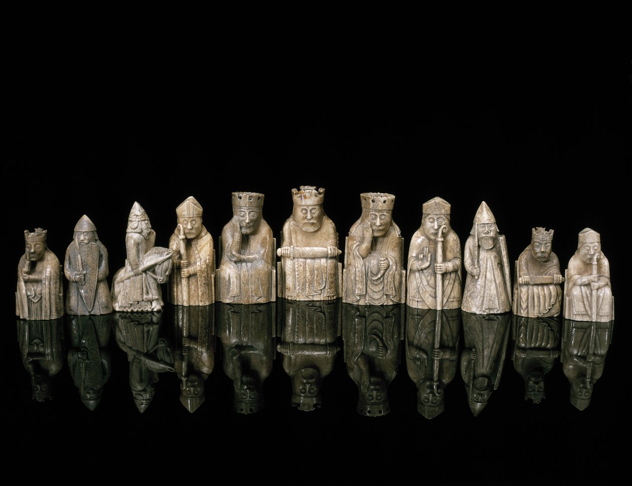Lewis Chesspieces (walrus ivory) بواسطة المدرسة الاسكندنافية