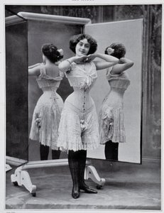 عارضة أزياء تقدم مشد Thylda ، photo Félix - in “” Les Modes “، ديسمبر 1907. بواسطة (بعد) فيليكس ستوديو