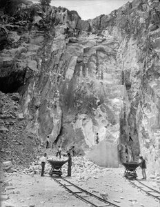 حفارات تعمل في محجر رخام في Apuan Alps ، في توسكانا (b / w photo) بواسطة أ. كورسيني