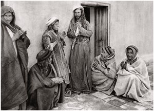 رجل يعلم صلاة لشاب ، العراق ، 1925.