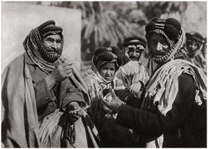 شيخ يستمتع بالقهوة العربية الشهيرة ، العراق ، 1925