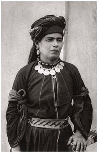 سيدة كردية في أفضل زي لها ، العراق ، 1925