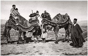 الحجاج مع جمالهم في طريقهم إلى كربلاء ، العراق ، 1925