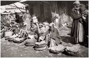 سوق الخُبر ، سوق خبز محلي ، بغداد ، العراق ، 1925.