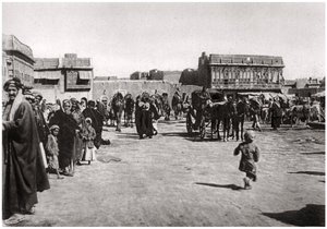 ساحة البازار في البصرة ، العراق ، 1925