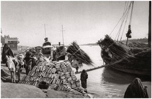 تفريغ حمولة من زورق ، محيلة ، بغداد ، العراق ، 1925.
