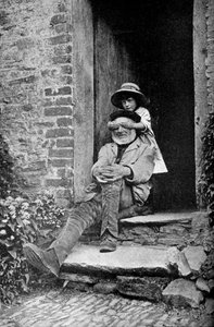 طفلة مع جدها انجلترا عام 1922.