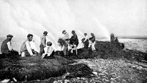 حرق الأعشاب البحرية لعشب البحر ، آران ، أيرلندا ، 1922.