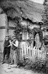 رجلان يتحدثان خارج الكوخ ، بالقرب من لوكتون ، هيريفوردشاير ، c1922.