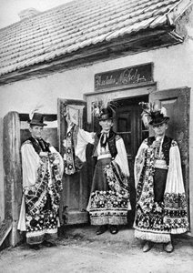 كهنة صغار يرتدون الزي في ريف المجر ، 1926.