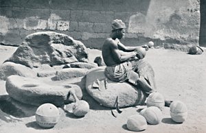 رجل من اليوروبا ينقش أوعية من الطين وجرار ماء ، لاغوس النائية ، جنوب نيجيريا ، 1912 بواسطة جيلستون