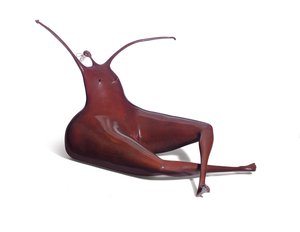 الجلوس لاستدعاء الحلم ، 2004 (برونزي مع الزنجار الأحمر) بواسطة أبيجيل فاريلا