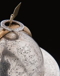 اثنين من الكرات الأرضية والسماوية استثنائية ، بدعم من هرقل وأطلس ، اوغسبورغ بواسطة إبراهيم درينتويت