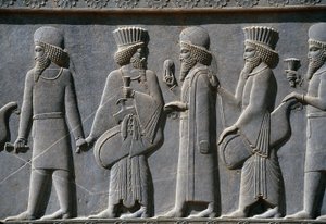 التفاصيل من إفريز موكب على الجانب الشرقي من قصر أبادانا ، برسيبوليس ، إيران ، حوالي 518-465 قبل الميلاد (الحجر الرمادي) بواسطة الأخمينية