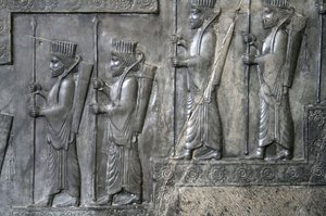 نحت على الحائط يصور الحرس الملكي ، تاشارا ، برسيبوليس ، القرنين السادس والخامس قبل الميلاد (الحجر الرمادي) بواسطة الأخمينية