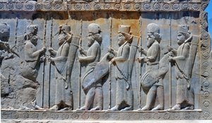 نحت على الحائط يصور الحرس الملكي ، تاشارا ، برسيبوليس ، القرنين السادس والخامس قبل الميلاد (الحجر الرمادي) بواسطة الأخمينية