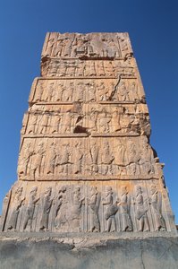 المدخل الغربي لقاعة مائة عمود ، يصور صفوفًا من الشخصيات البارزة التي تدعم الملك في الأعلى بواسطة الأخمينية