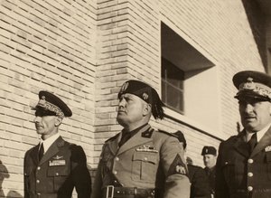 تدشين مباني المطار الملكي "فاوستو بيسكي" في بولونيا ، الذي شيدته شركة ماورو توشي فو أوليس ، بحضور Duce Benito Mussolini ، 24/10/1936 (b / w photo)