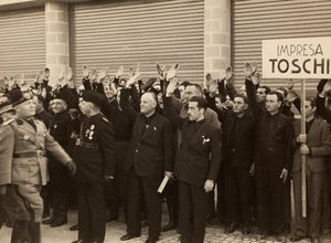 عمال البناء في شركة Mauro Toschi fu Ulisse يحيون Duce Benito Mussolini خلال افتتاح مباني المطار الملكي "Fausto Fish" في بولونيا ، 24/10/1936 (b / w photo)